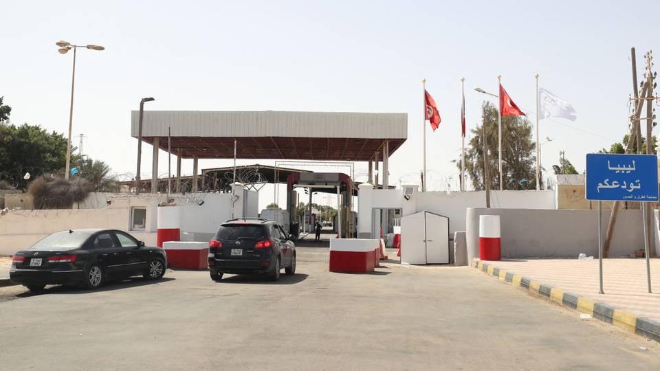 Libya closes border with Tunisia after clashes erupt