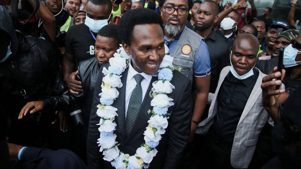 Mozambique unrest: Passport of opposition leader Mondlane 'seized'