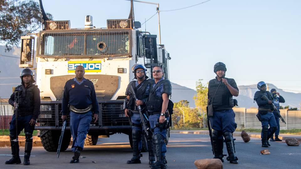 Nigerians arrested after attacking South African police