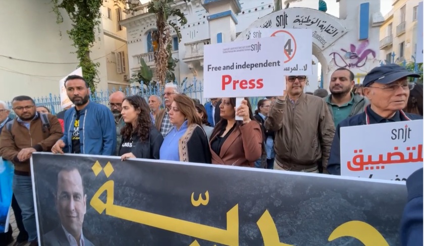 Tunisie : des journalistes dans la rue pour dénoncer la détention de Mourad Zeghidi