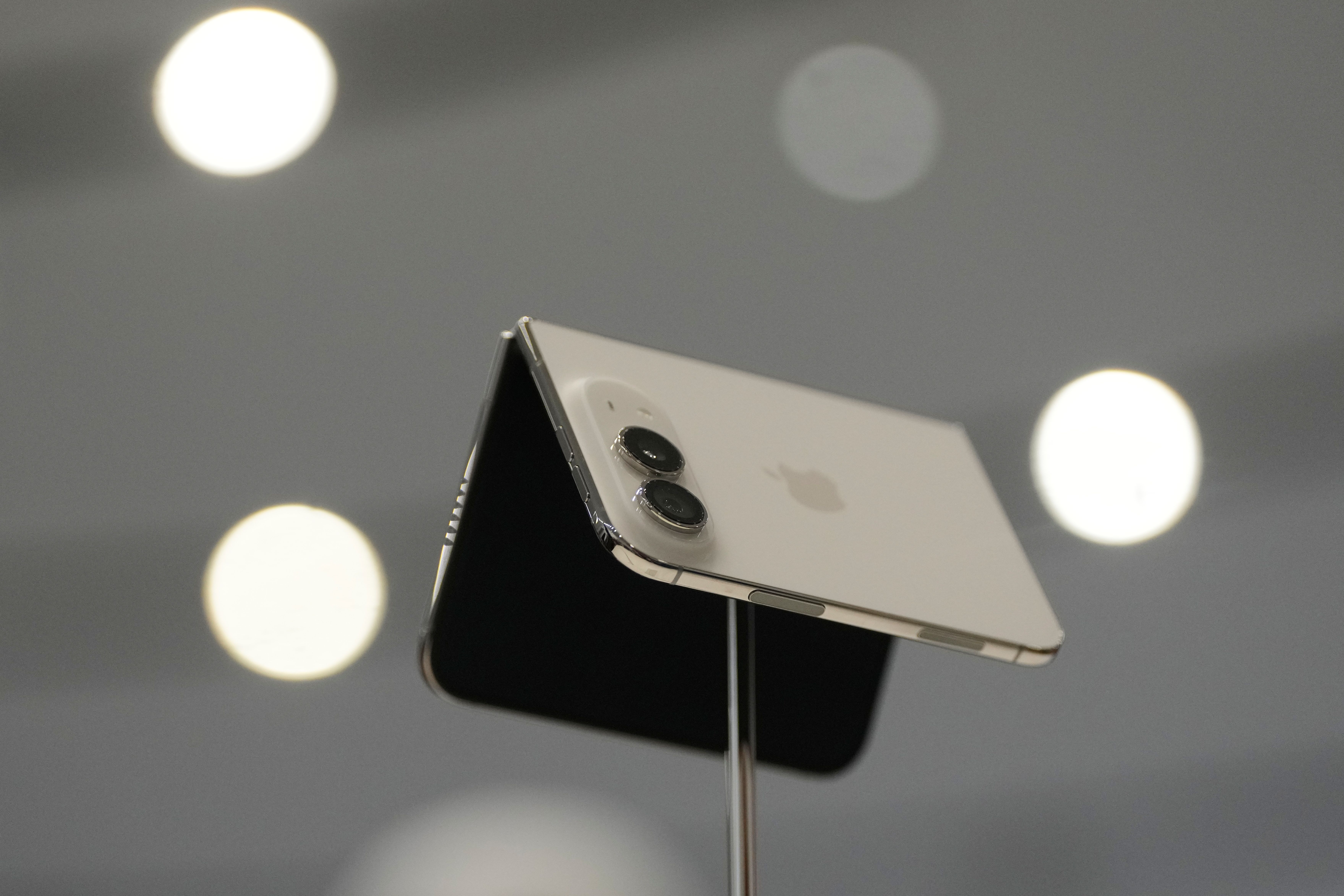 Apple ya gabatar da iPhone Duo, wayarsa ta farko da ake rufewa