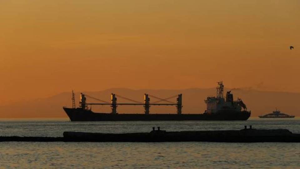 Rescue efforts underway for 6 crew as cargo ship sinks off NW Türkiye