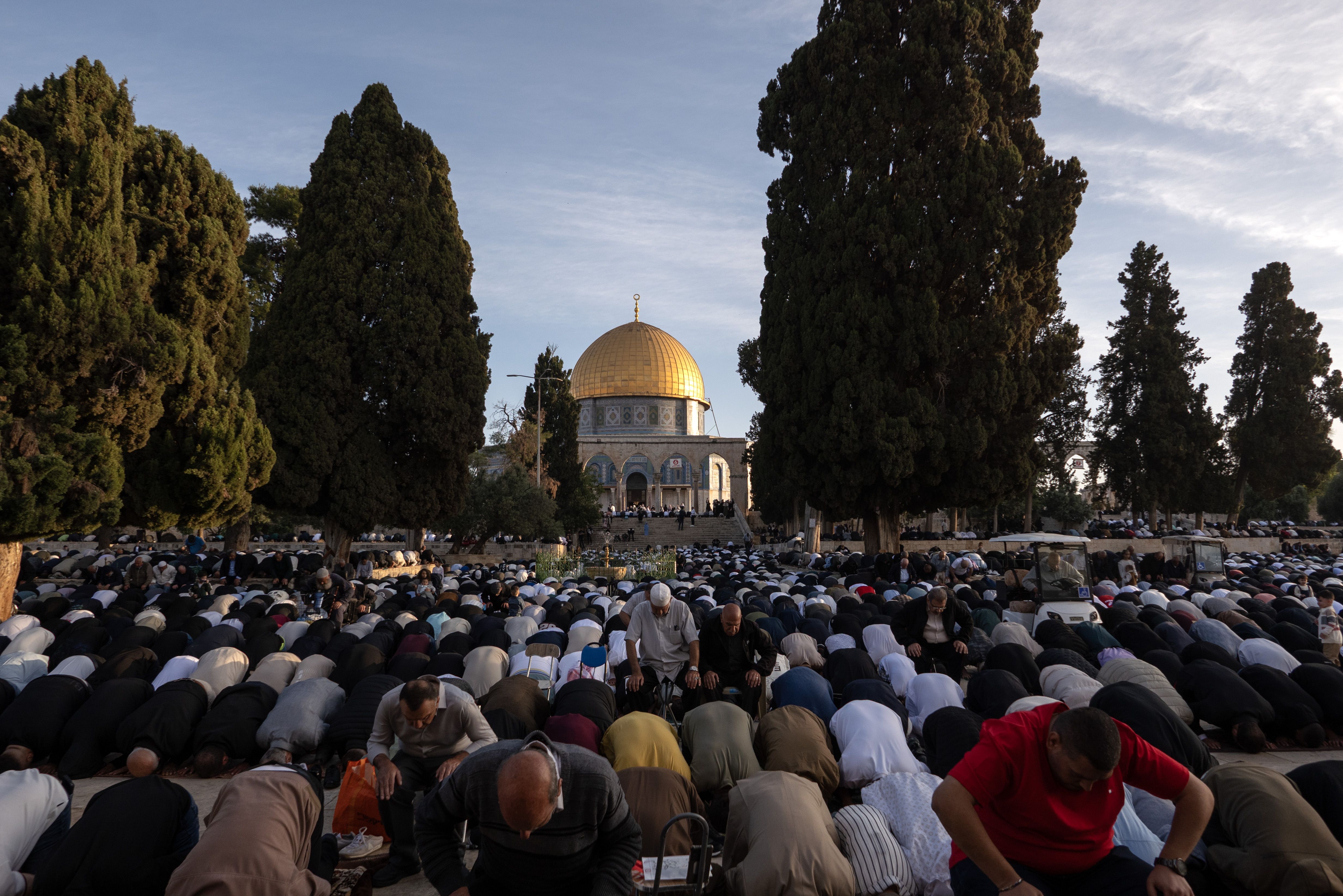 Des musulmans prient à la mosquée Al-Aqsa pour marquer l'Aïd al-Adha dans Jérusalem-Est occupée