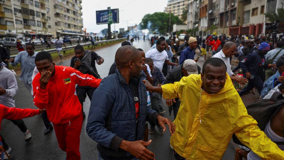 Mozambique elections: Police clash with opposition protesters