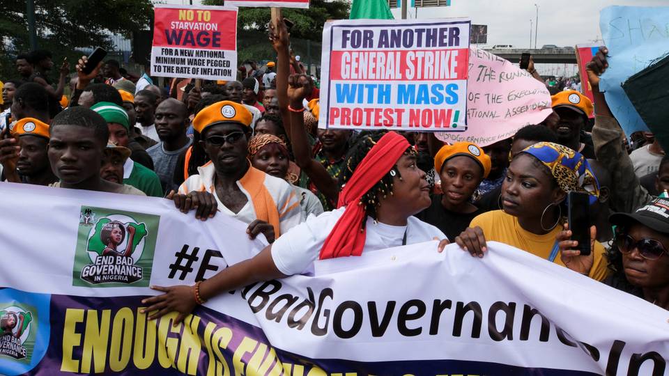 La police du Nigeria arrête des dizaines de manifestants brandissant des drapeaux russes