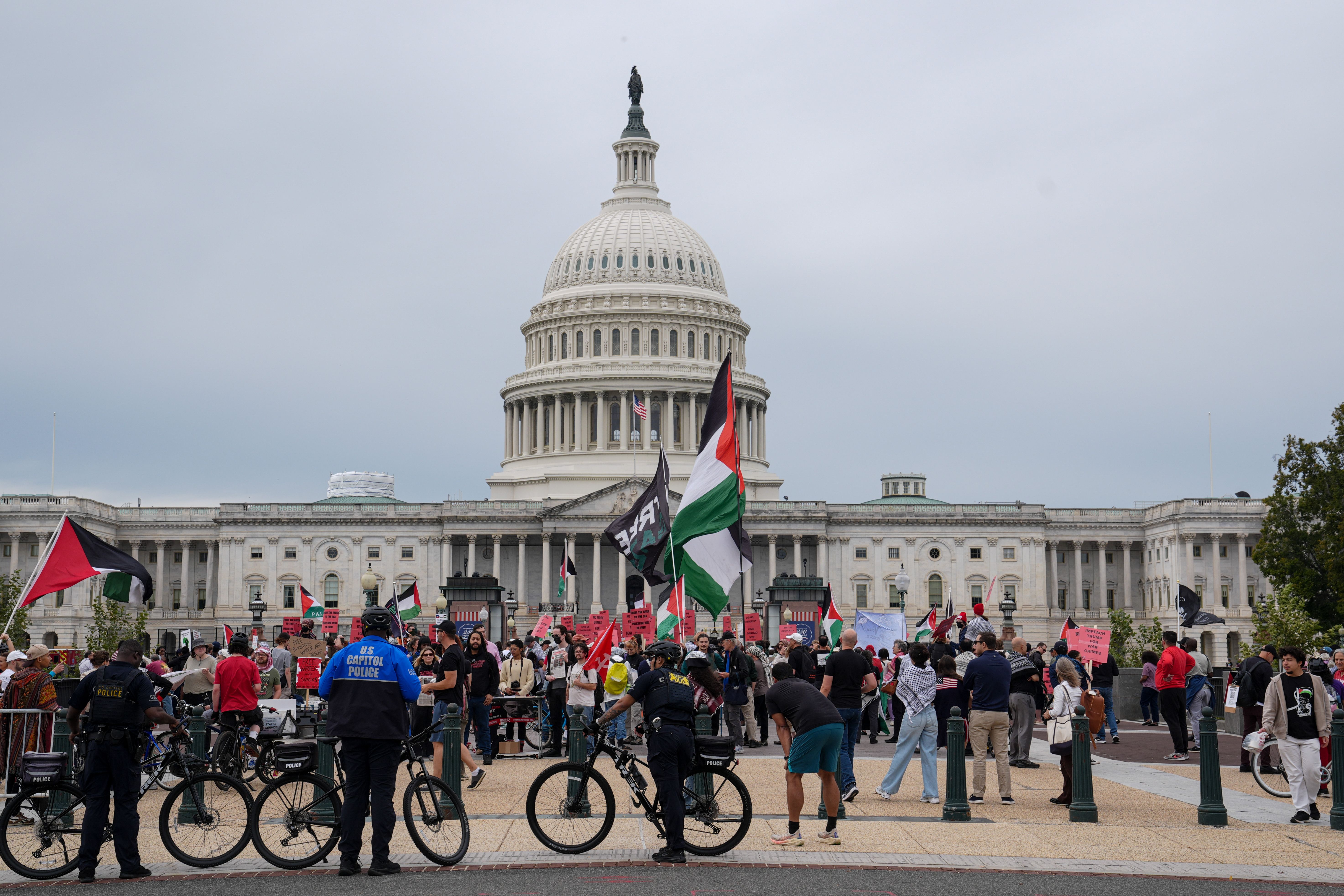 Des manifestants réclament devant le Capitole un embargo et des sanctions contre Israël