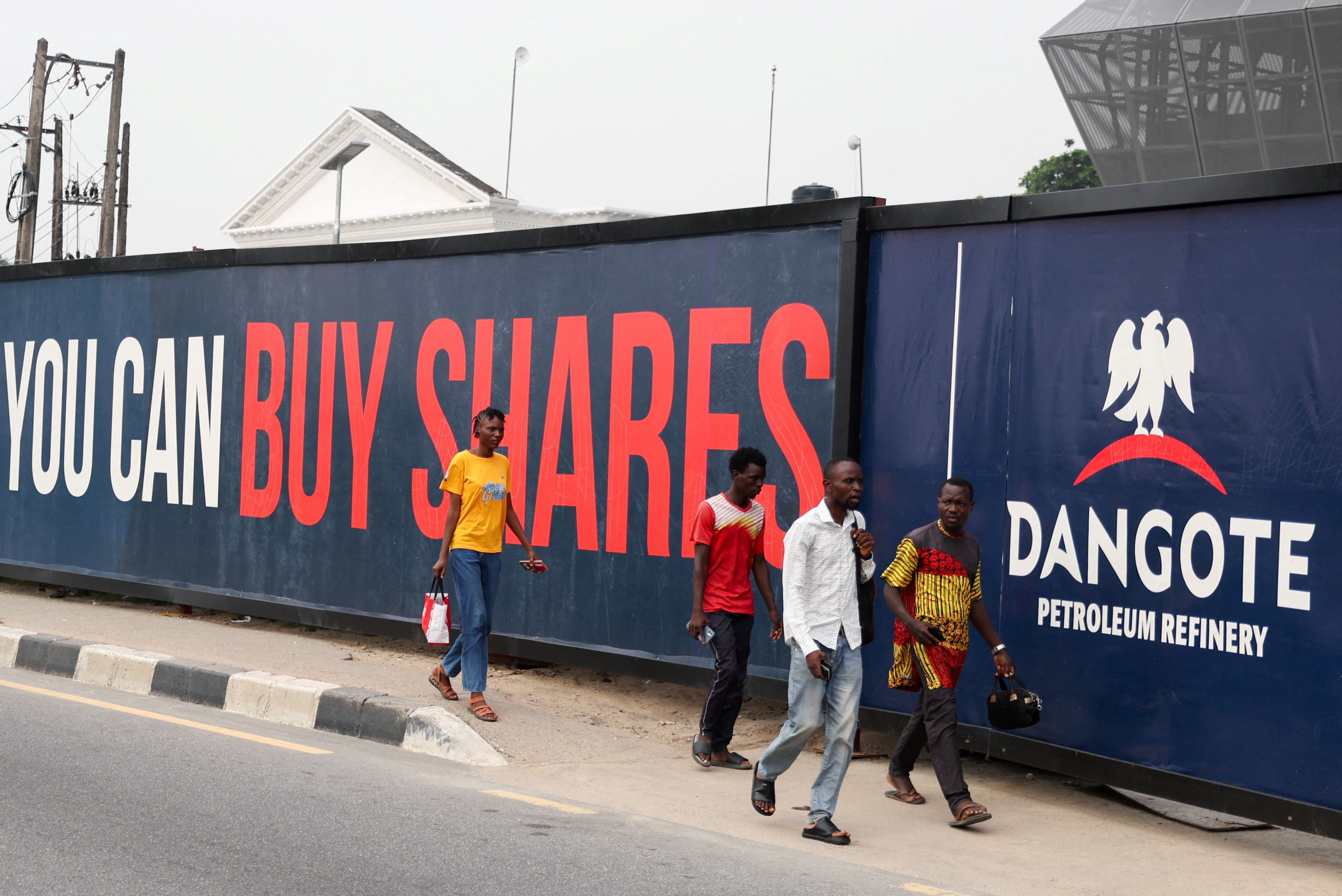 Za a ƙara kwana 10 a wa'adin sayar da hannayen jarin matatar mai ta Dangote