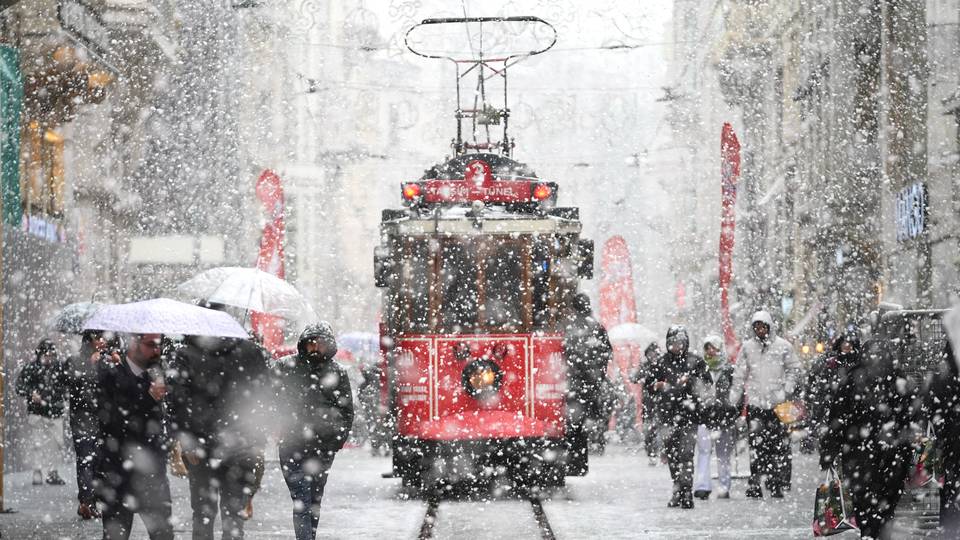 Mazauna Istanbul sun marabci dusar ƙanƙarar da aka jima ana jira inda birnin ya yi fari fat