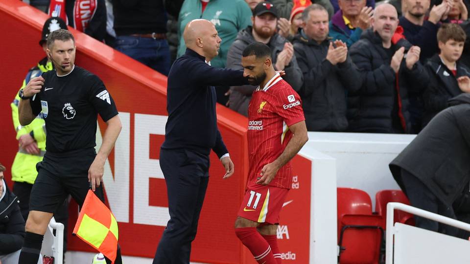 Liverpool boss denies players are 'distracted' over contracts