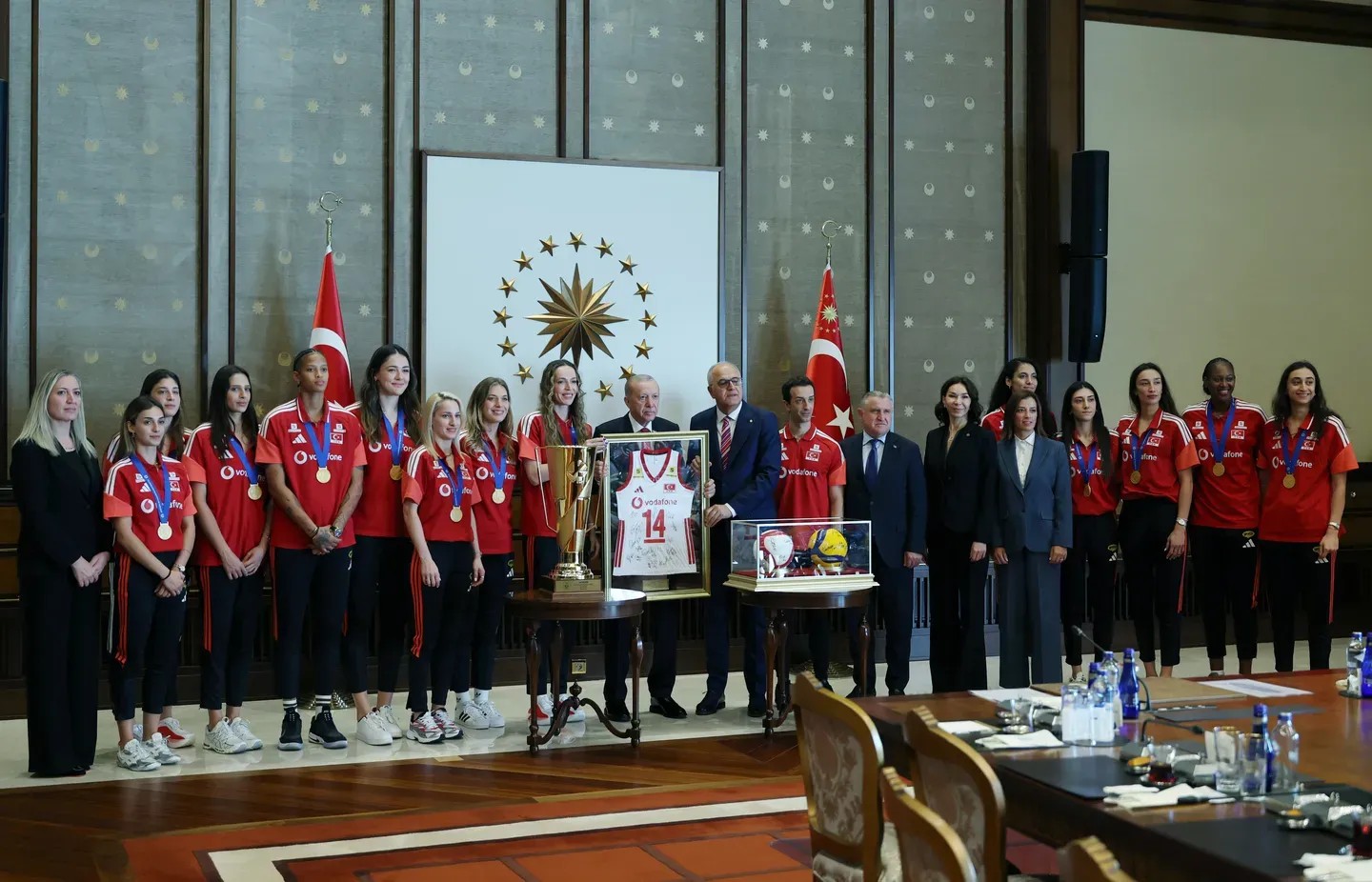 Erdogan reçoit l'équipe féminine de volley-ball turque après la victoire au Championnat d'Europe
