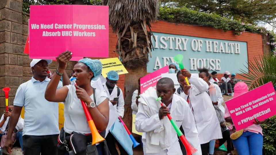 Kenyan doctors take to streets over pay