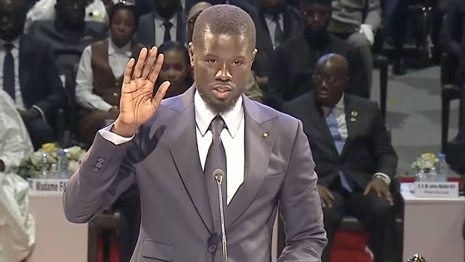 Le plus jeune président du Sénégal prête serment devant ses pairs africains