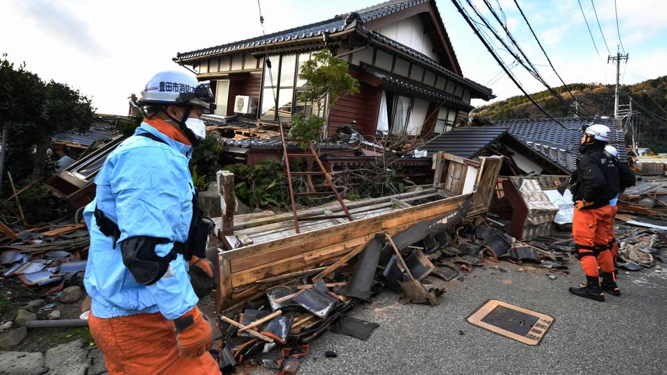 Death toll in Japan quake rises as rescuers search rubble