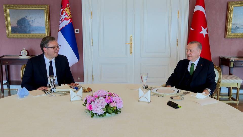 Le président Erdogan et son homologue serbe Vucic discutent des relations bilatérales