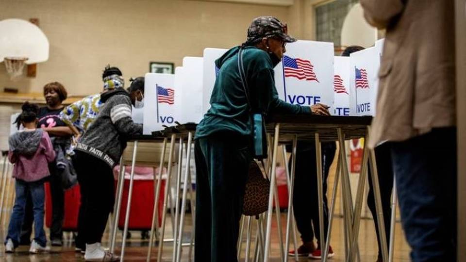 En direct: Un homme arrêté pour avoir proféré des menaces dans un bureau de vote à New York