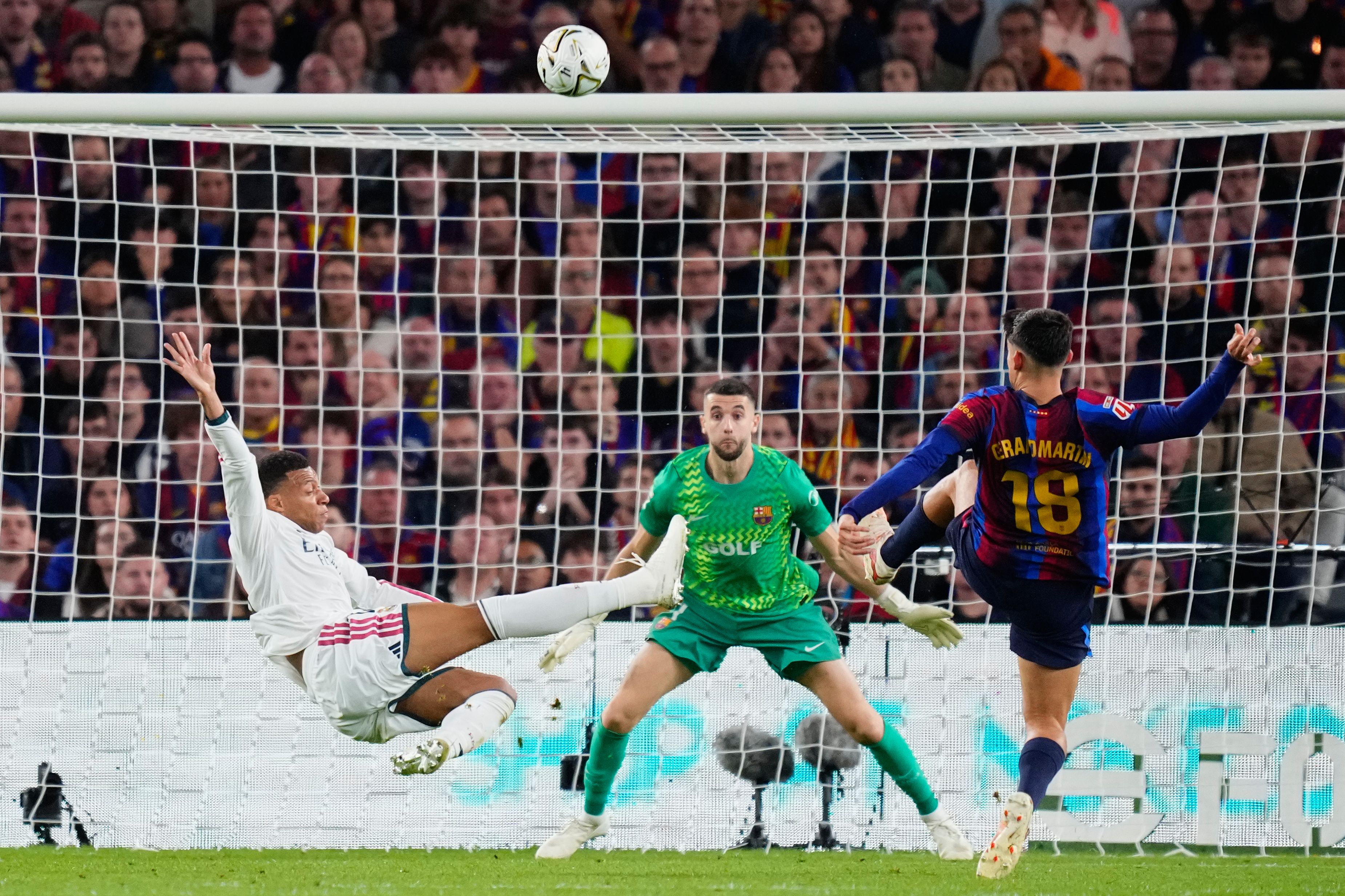 Clasico : le Real Madrid bat le Barça (2-1) au Camp Nou et relance la Liga
