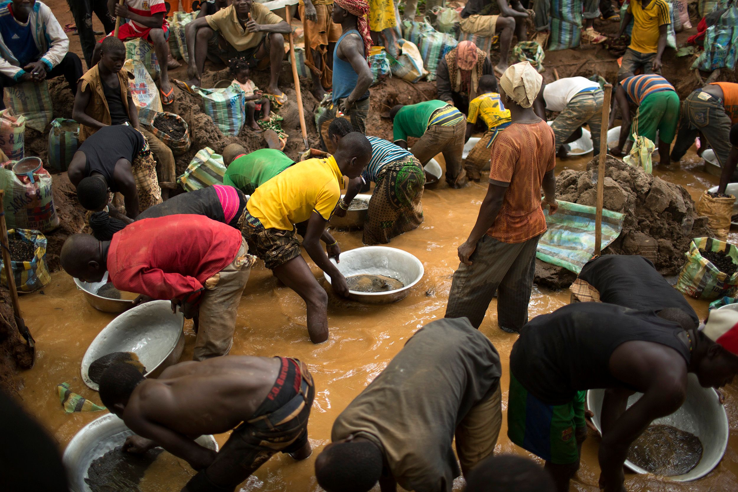 La Centrafrique ferme une mine d'or artisanale après un effondrement qui a fait au moins 49 morts