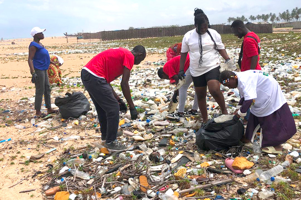 Côte d’Ivoire : une jeunesse engagée contre la pollution urbaine