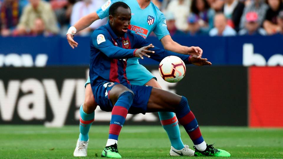 Ghanaian star Raphael Dwamena dies after collapsing during match