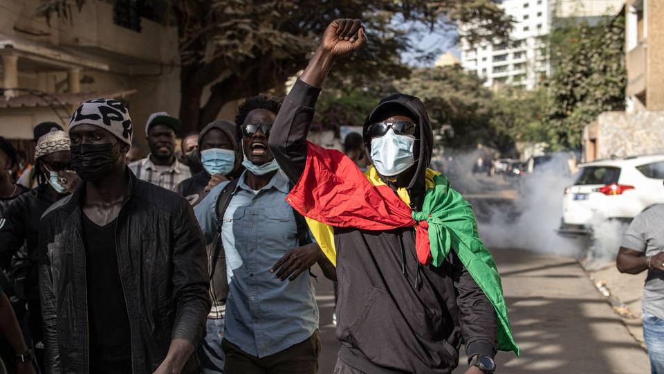Senegal parliament mulls extending president's term amid poll delay row
