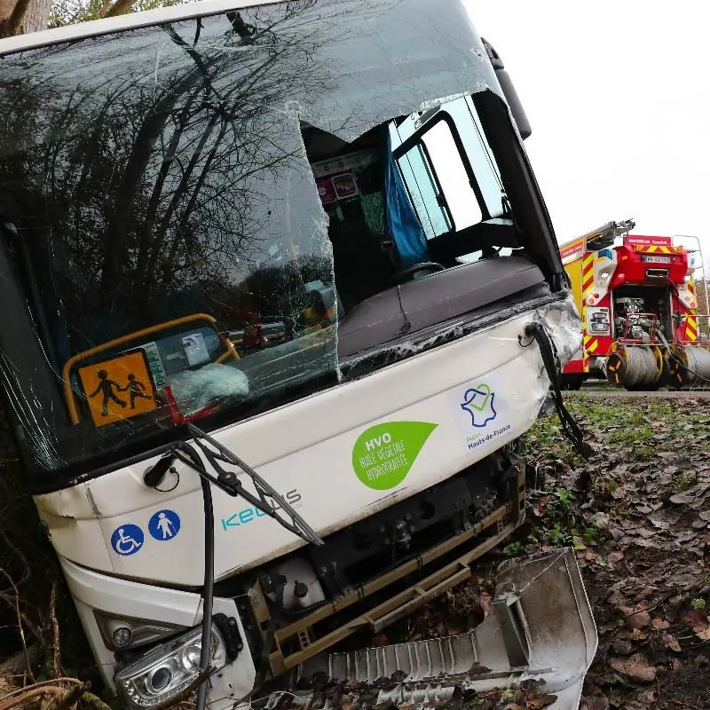 Essonne : un bus d’auto-école finit dans la Seine après une perte de contrôle sur un pont