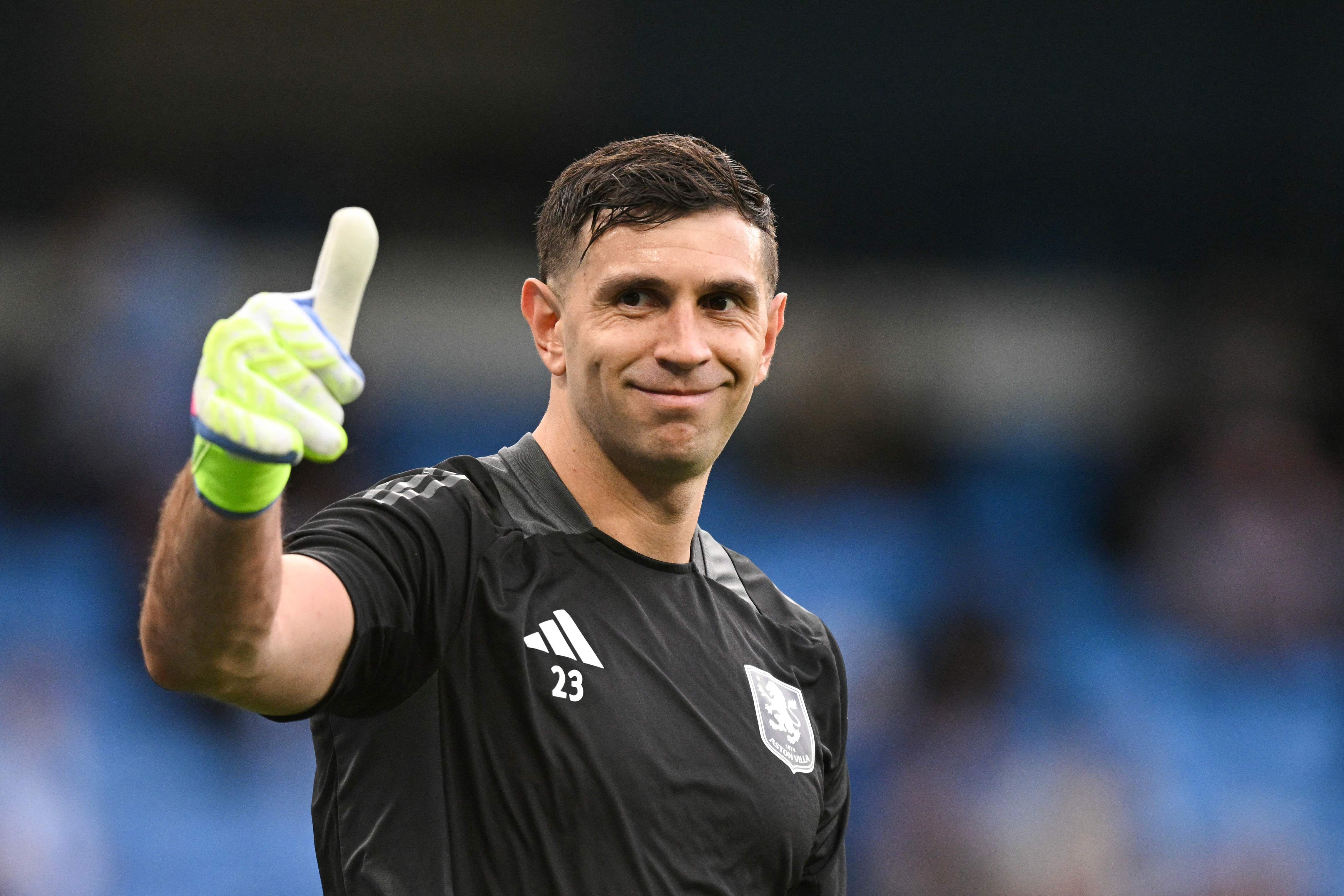 Chelsea sign Argentina 'stopper Martinez from Aston Villa