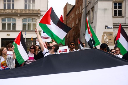 French Mayor Raises Palestinian Flag Amid Free Speech Debate