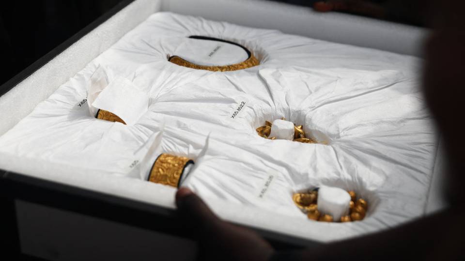 US museum hands back Ghana's looted royal treasures
