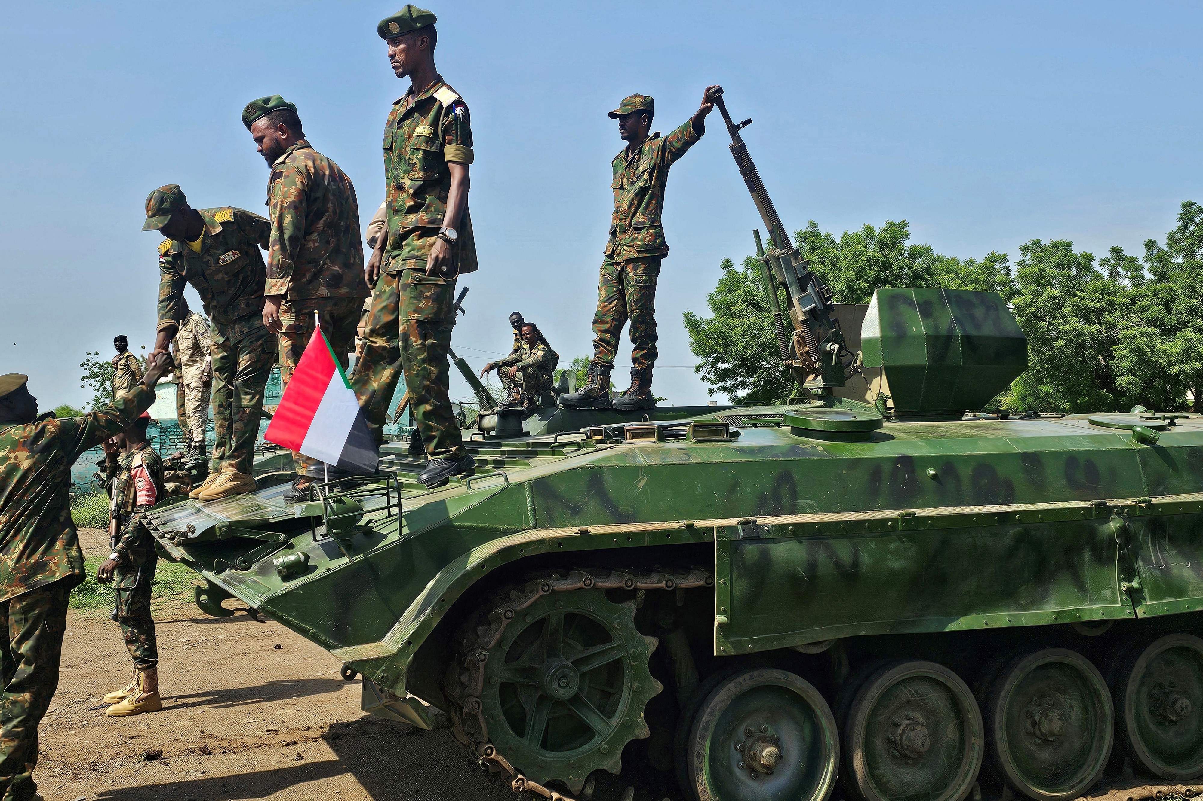 Sojojin Sudan sun harbo jirgi maras matuƙi da lalata motocin yaƙin RSF