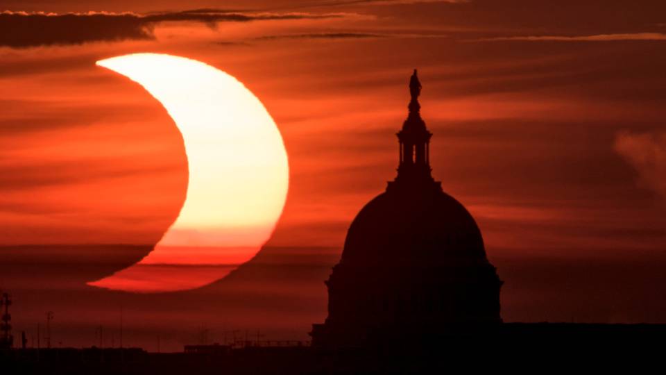 Why eclipse gazing could damage your eyes