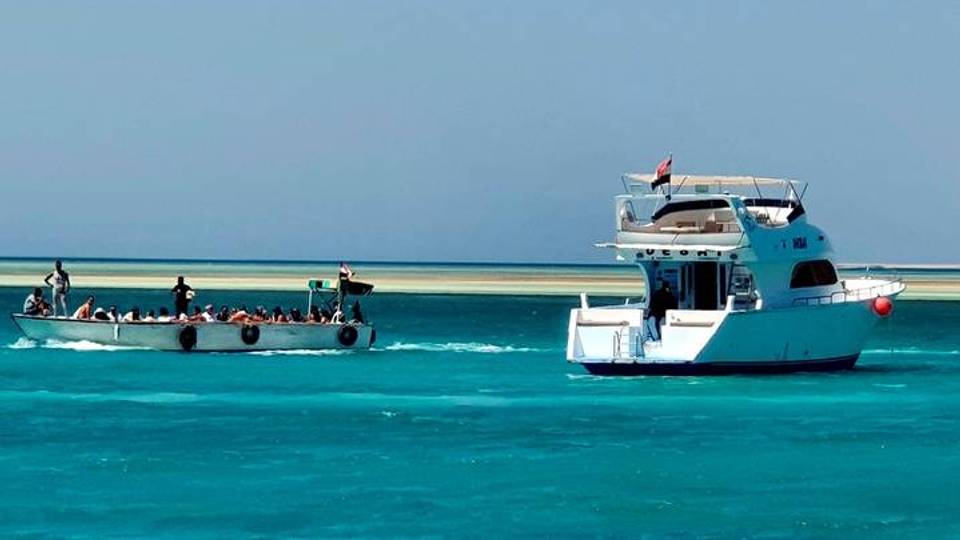 Egypt recovers bodies after Red Sea tourist boat accident