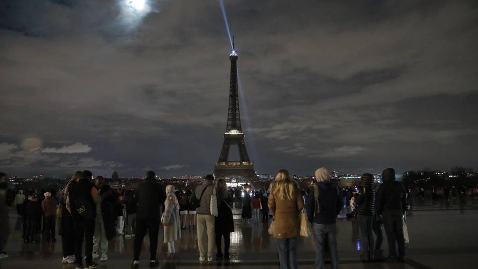 In pictures: Lights off in world's landmark sites for better planet