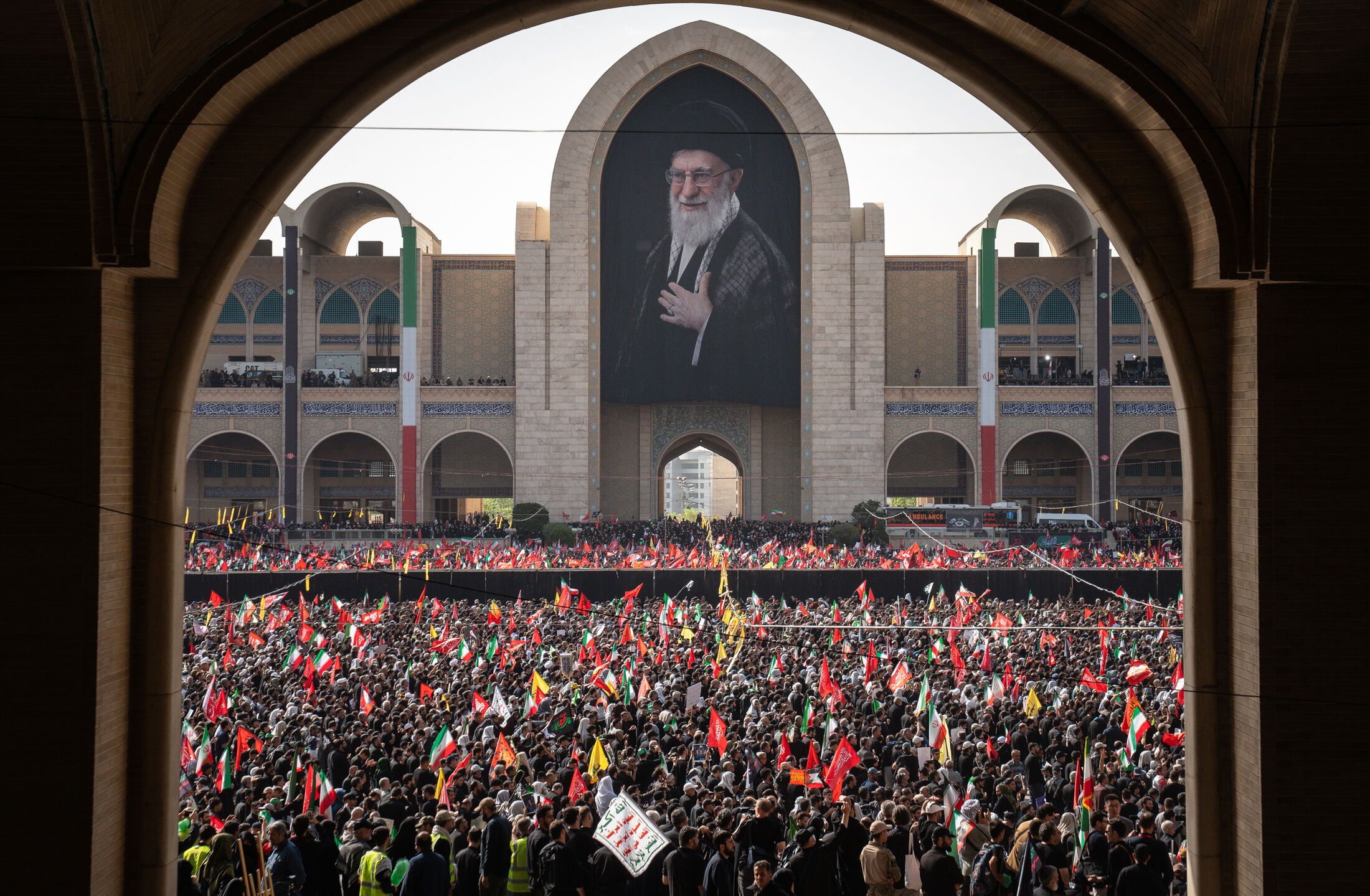 Iran : Immense foule à la prière funéraire pour Ali Khamenei