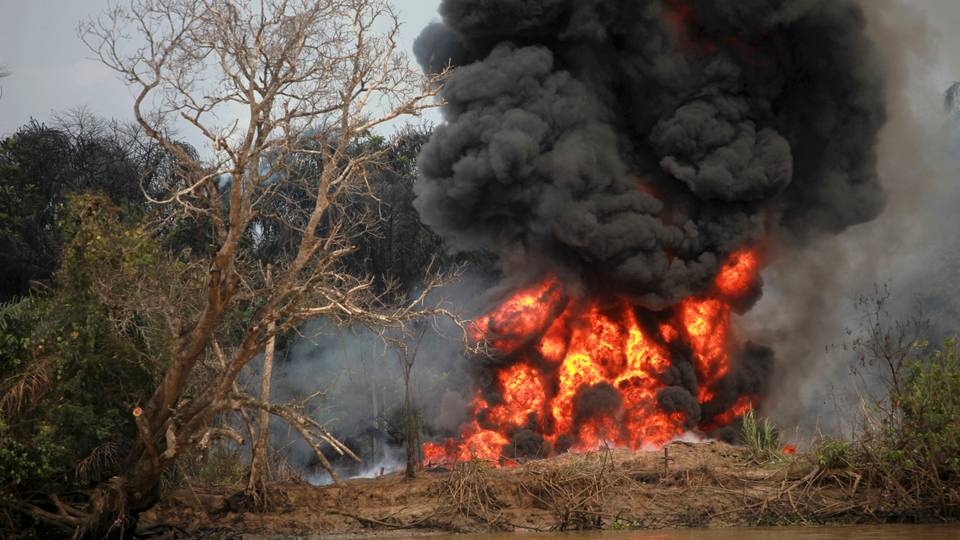 Nigerian military air strikes destroy illegal oil refineries