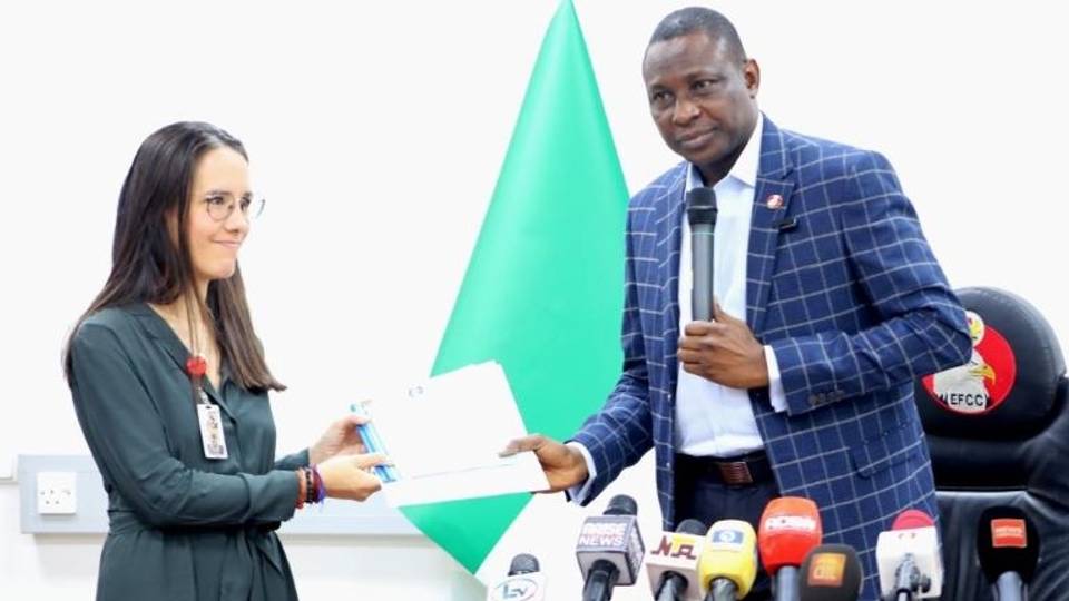 EFCC ta miƙa dala $132,362 da naira miliyan N78.5 ga wasu 'yan ƙasashen waje da aka damfara