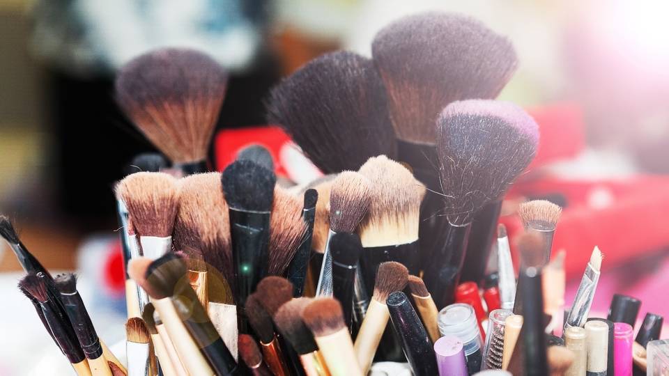 UK bans American makeup over 'back to school' advert