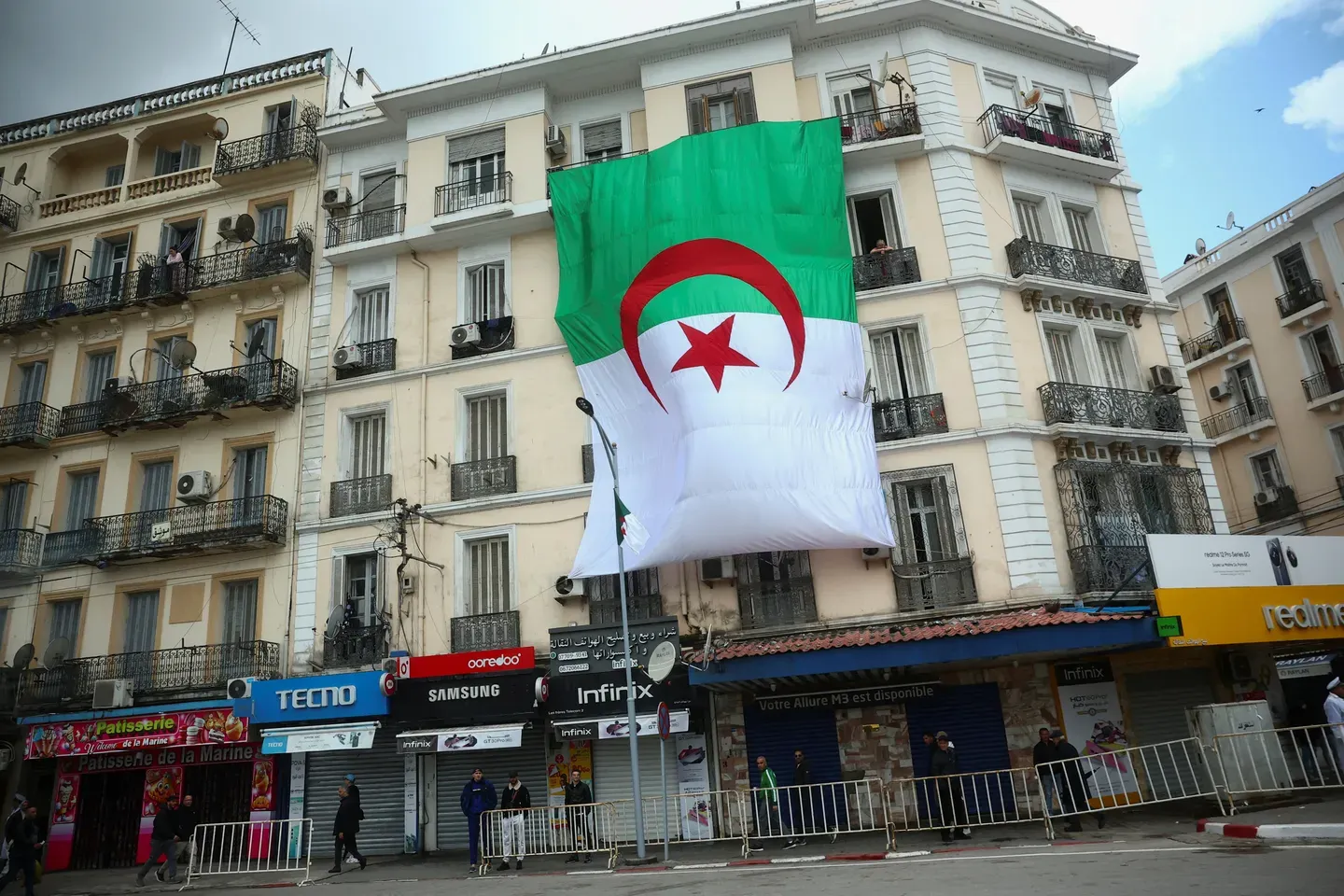 Algeria battles 19 wildfires as power returns after widespread blackout