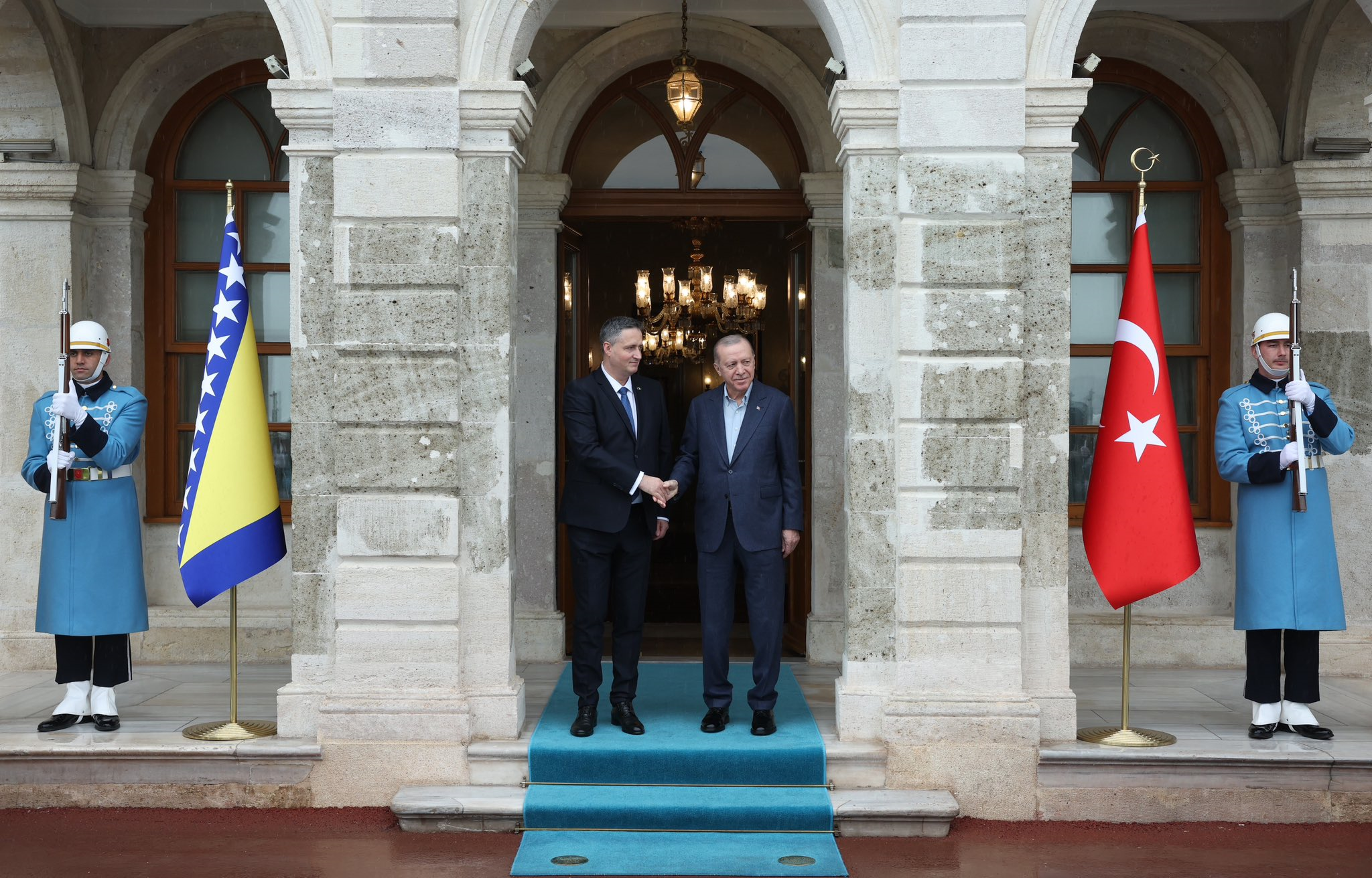 Le président turc Erdogan reçoit officiellement le président du Conseil Denis Bećirović