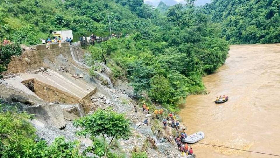 Fiye da mutum 60 sun ɓata yayin da zaftarewar ƙasa ta tura motoci cikin kogi a Nepal