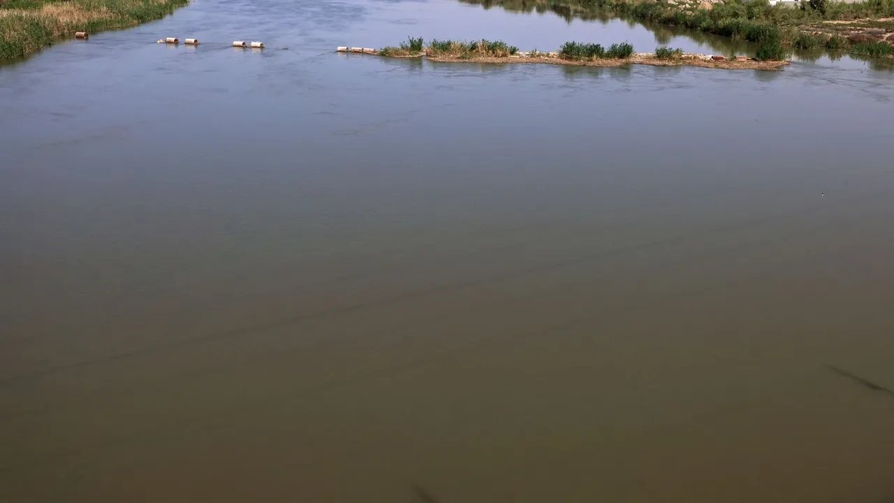 Nigerian authorities search for survivors after boat capsizes