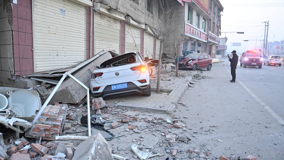 Earthquake devastates northwestern China leaving 118 dead