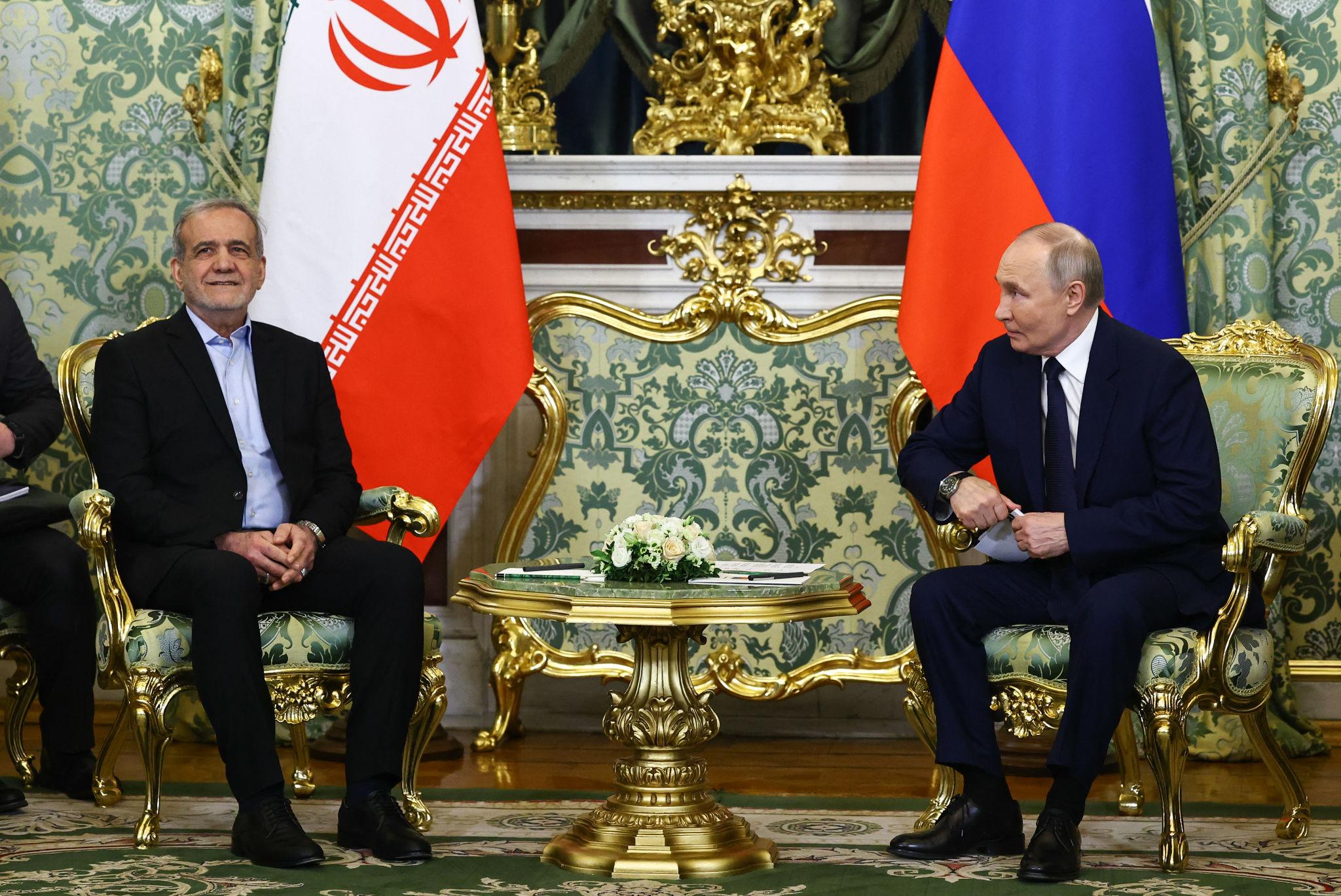 Poutine reçoit le chef de la diplomatie iranienne à Saint-Pétersbourg