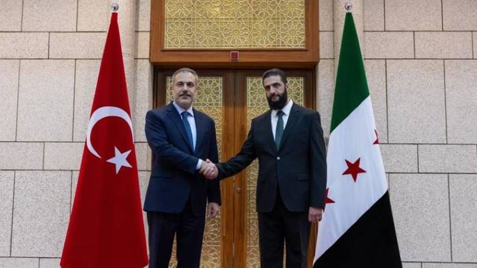 Le ministre turc des Affaires étrangères rencontre le chef du nouveau gouvernement en Syrie