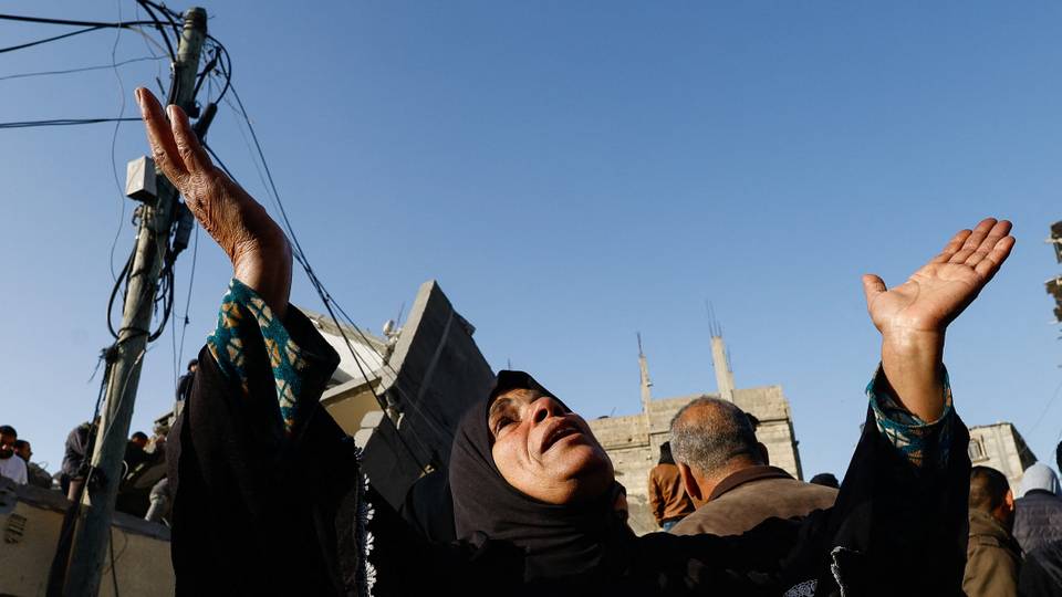 Live Updates: Israeli soldiers kill Palestinians collecting aid in central Gaza