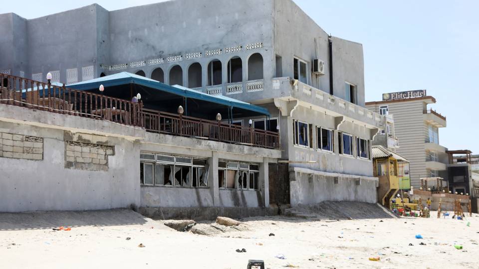 Somalia's President Mohamud meets security chiefs over beach attack