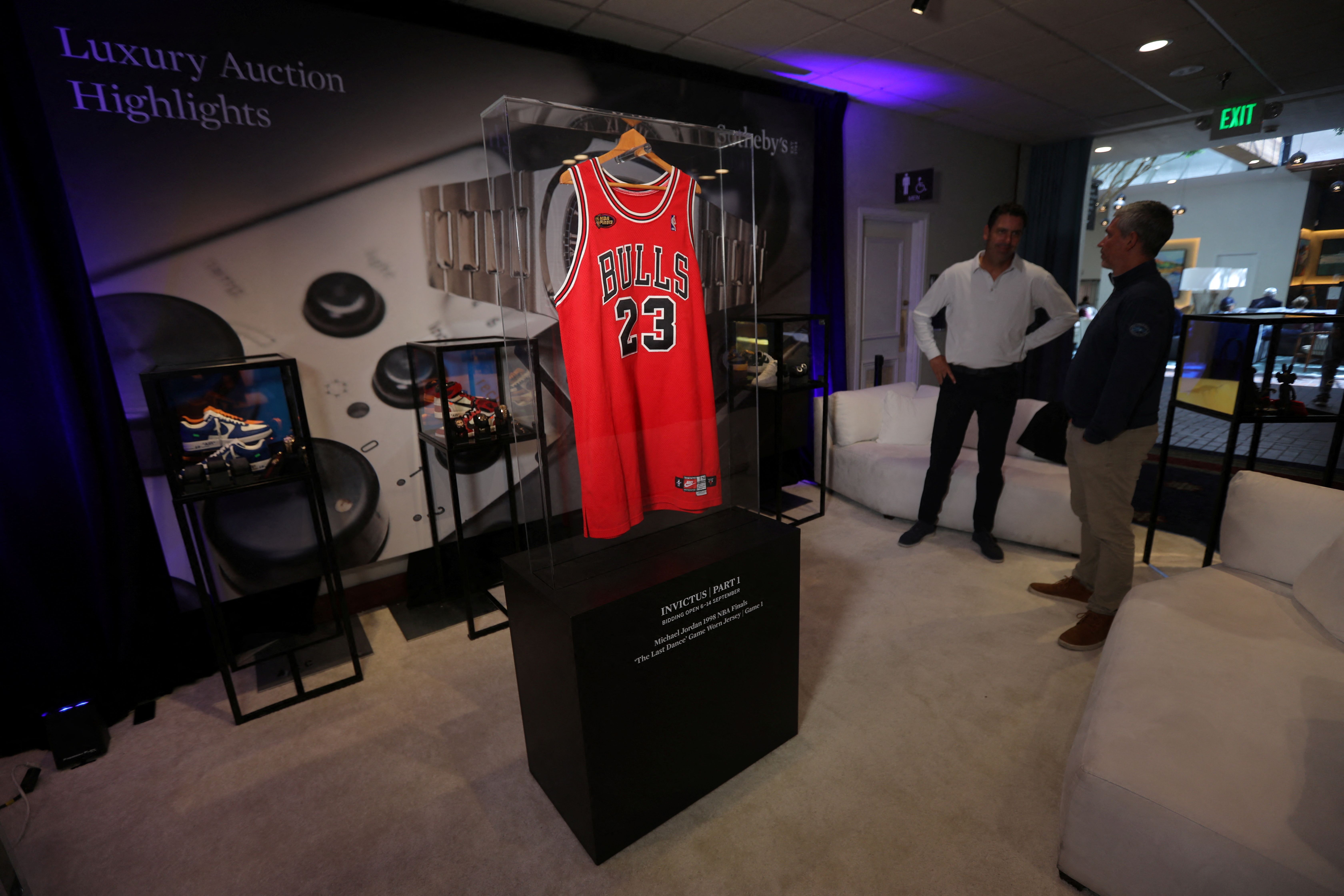 NBA : un maillot de Michael Jordan porté lors des finales de 1998 vendu à un prix record de 14 M$
