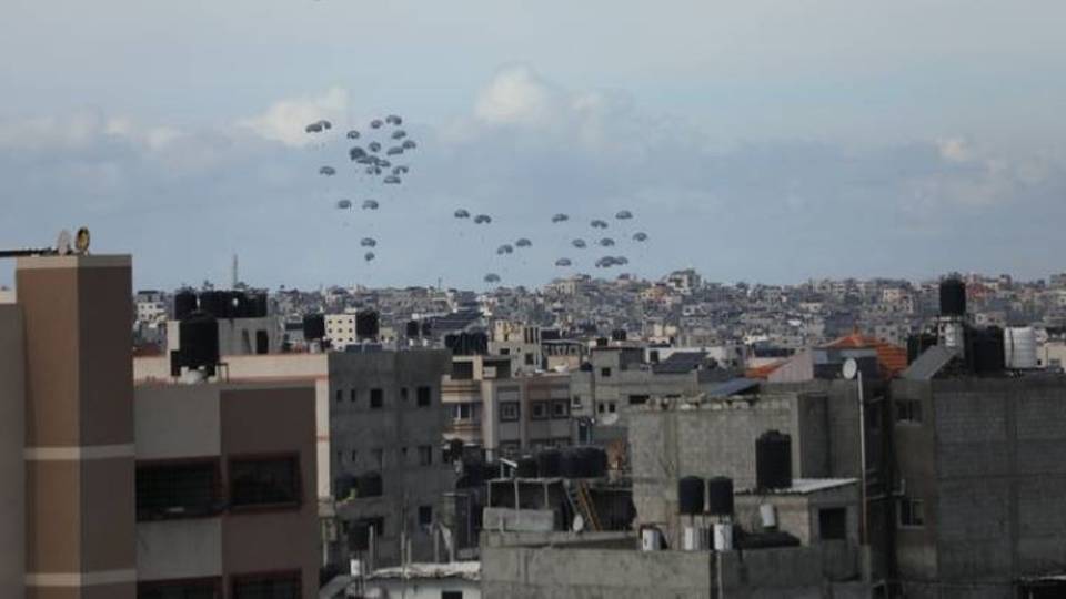 Gaza: le ramadan commence sous des bombardements, alors que la population attend de l’aide