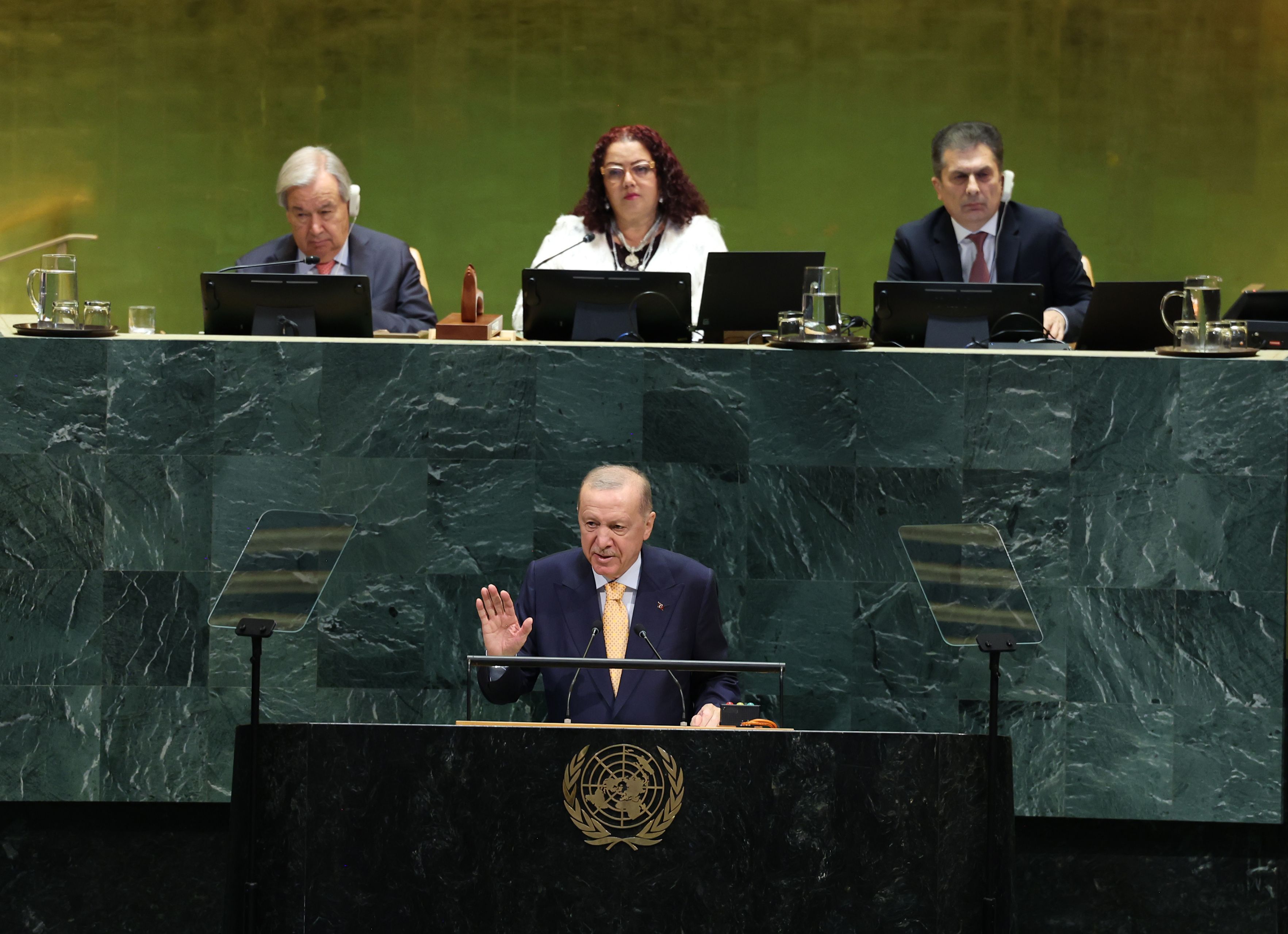 An wallafa jawabin Shugaba Erdogan na UNGA-81 a matsayin littafi cikin harsuna uku