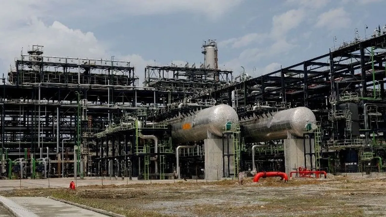 Nigeria considers crude supply reforms to aid Dangote, other refiners