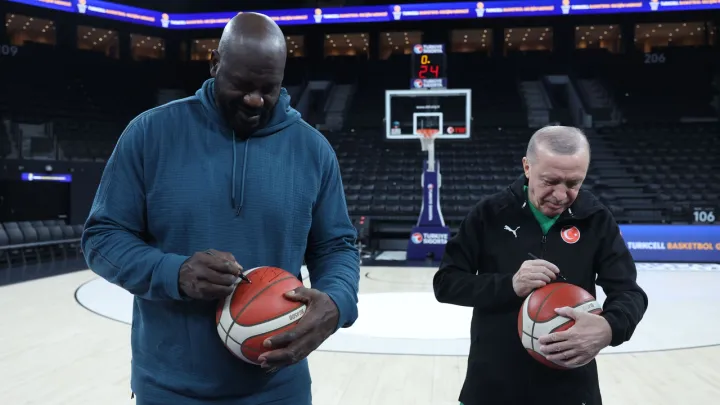Erdogan effectue des lancers francs avec Shaquille O'Neal dans un centre de basketball d'Istanbul